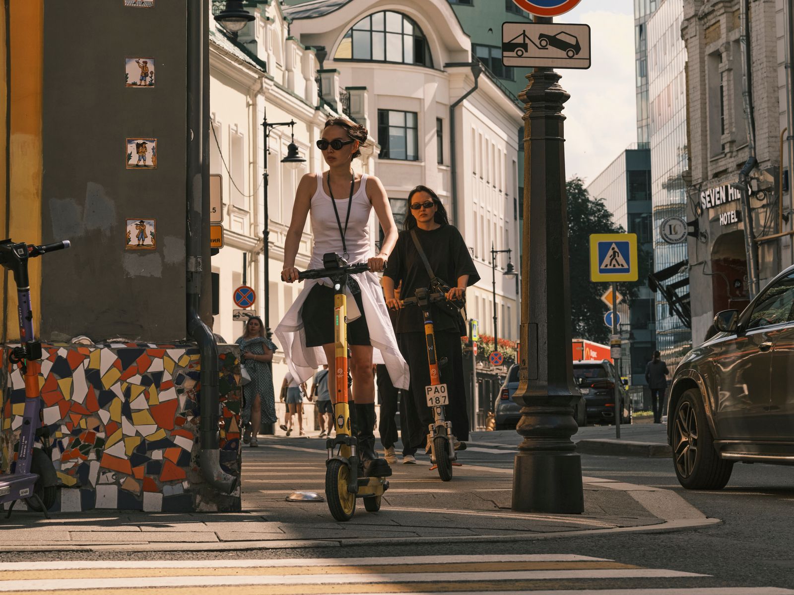 Dos personas andando en patinete eléctrico por la ciudad